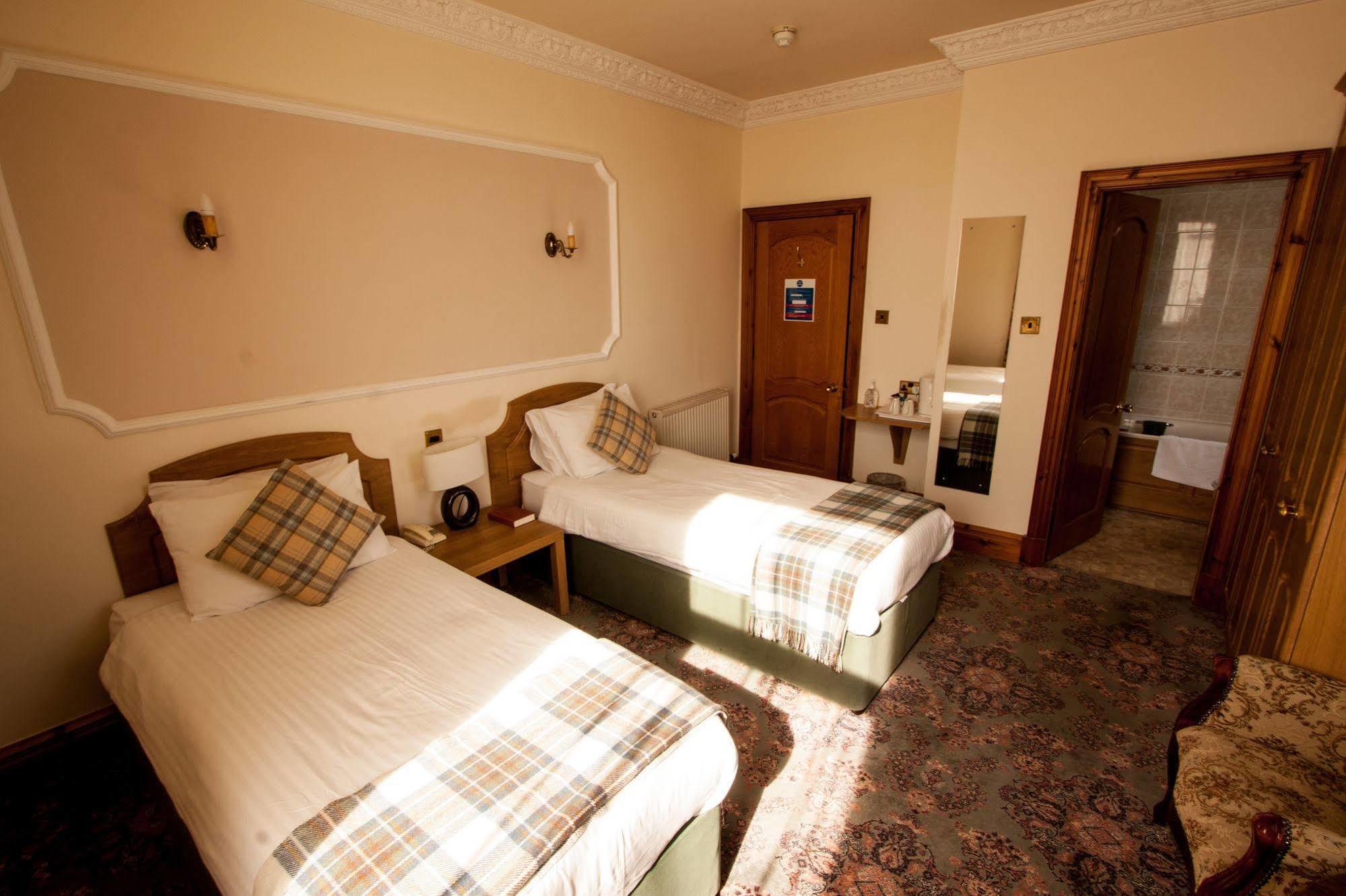 Duke Of Gordon Hotel Kingussie Kültér fotó