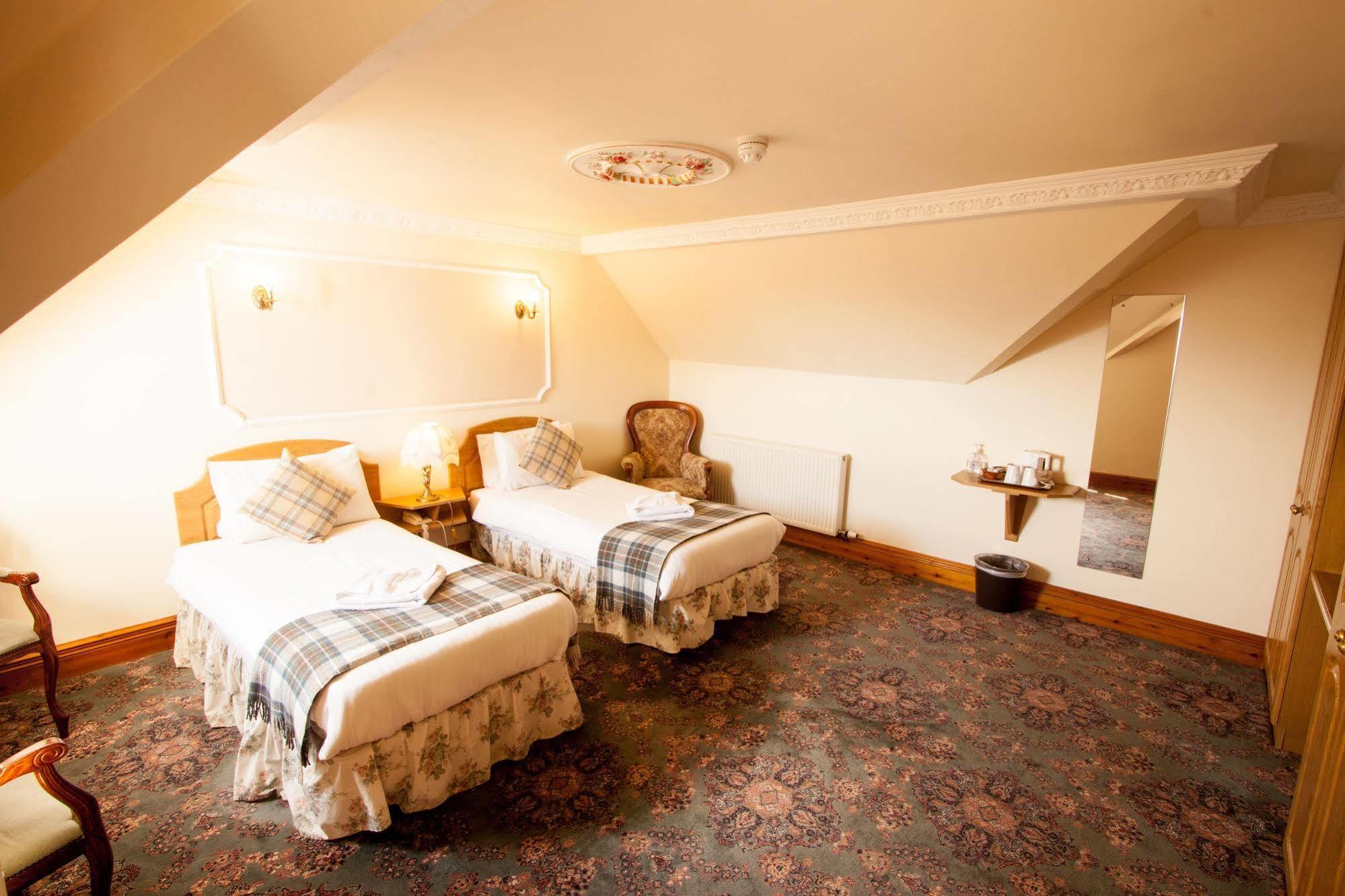 Duke Of Gordon Hotel Kingussie Kültér fotó